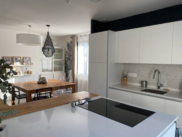 Cuisine Blanche Fenix NTM installée à Bordeaux-Capeyron