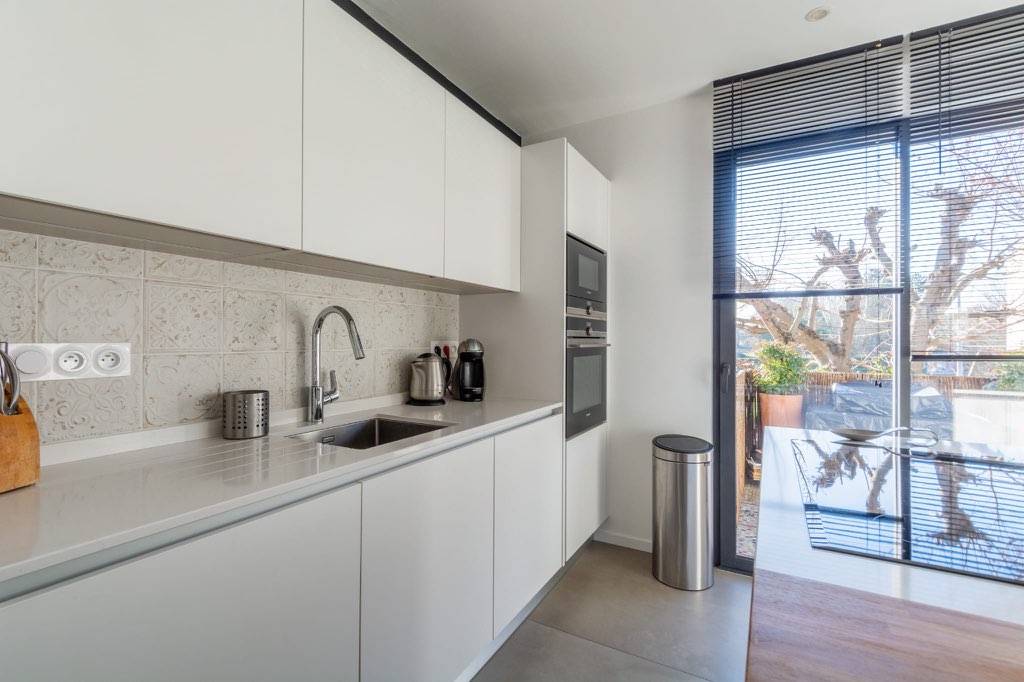 Espace Lavage Cuisine Blanche Fenix NTM installée à Bordeaux-Capeyron