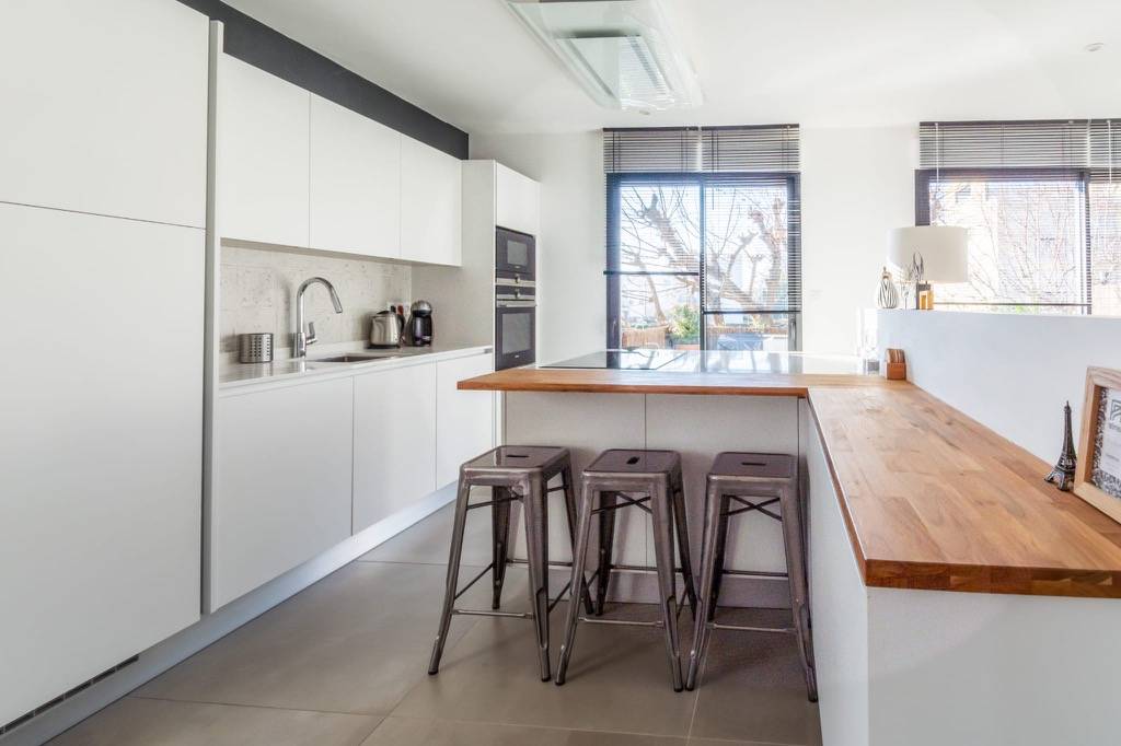 Coin Repas en Teck Cuisine Blanche Fenix NTM installée à Bordeaux-Capeyron