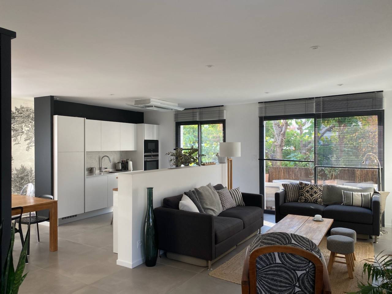 Muret séparant l'espace cuisine du salon