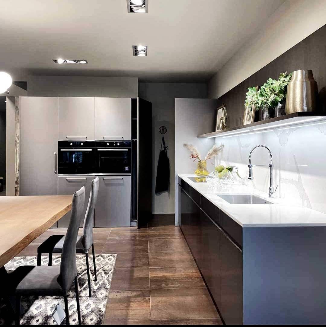 Cuisine en L avec table à manger , réalisation contemporaine 