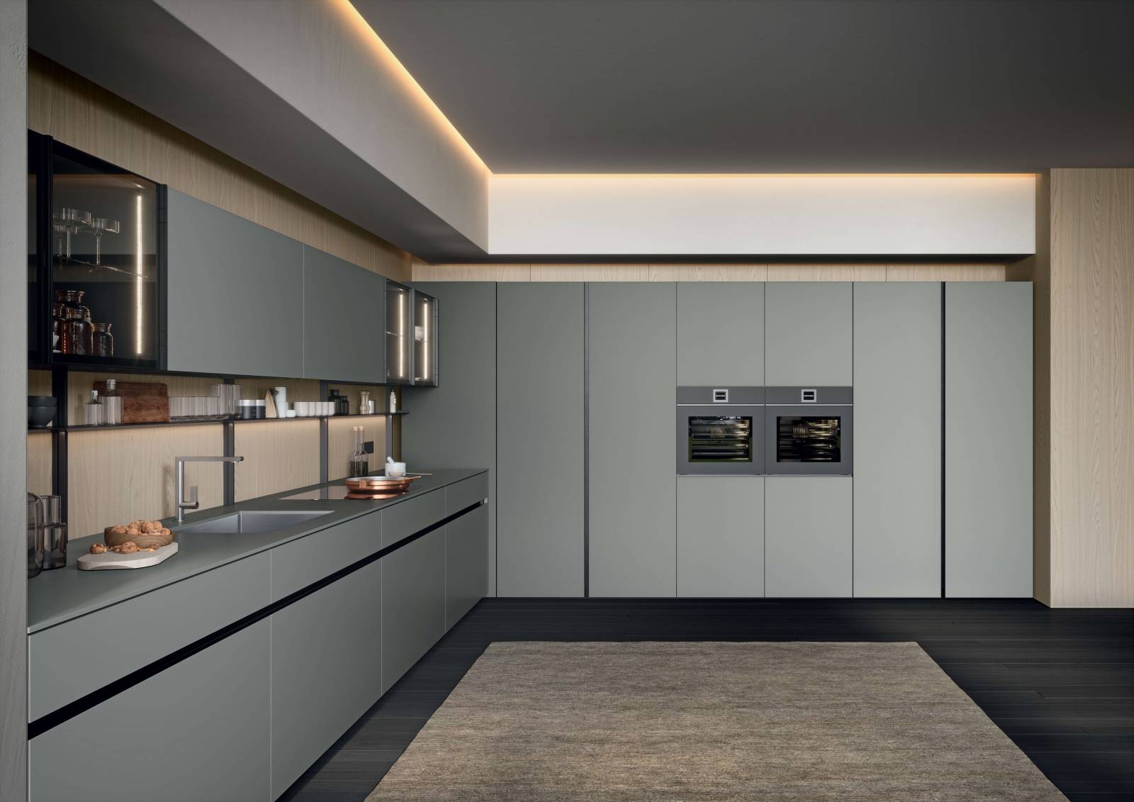 La bibliothèque Teka est offerte en version murale, au plafond, au centyre de la pièceou comme ici entre le plan de travail et les placard hautsdans la finition aluminium anodisé ou noir mat satiné.