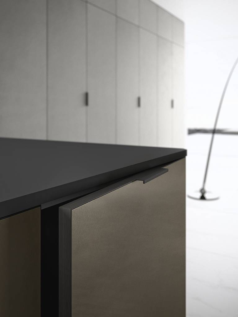 Un métal travaillé pour devenir unique avec des effets tactiles et décoratifs distinctifs.