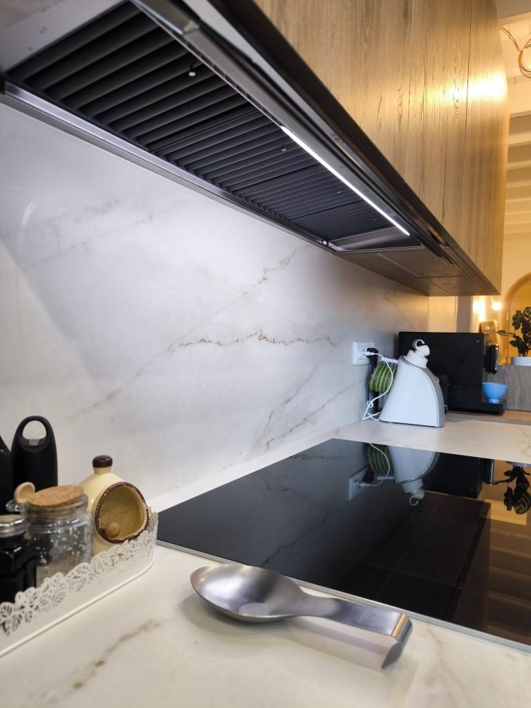 Hotte merveilleusement intégrée dans le meuble Falmec Virgola