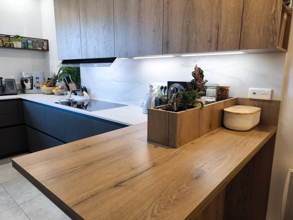 Table intégrée à la cuisine