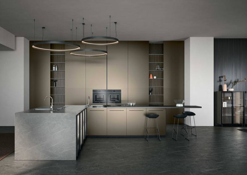 Avec Filo, il est possible de créer des  por tes de plus grandes dimensions que  les traditionnelles et de les embellir avec  des usinages spéciaux. Dans ce t ype  de configuration, la colonne du four a  une por te de 90 cm : la por te modelée Kei  laisse