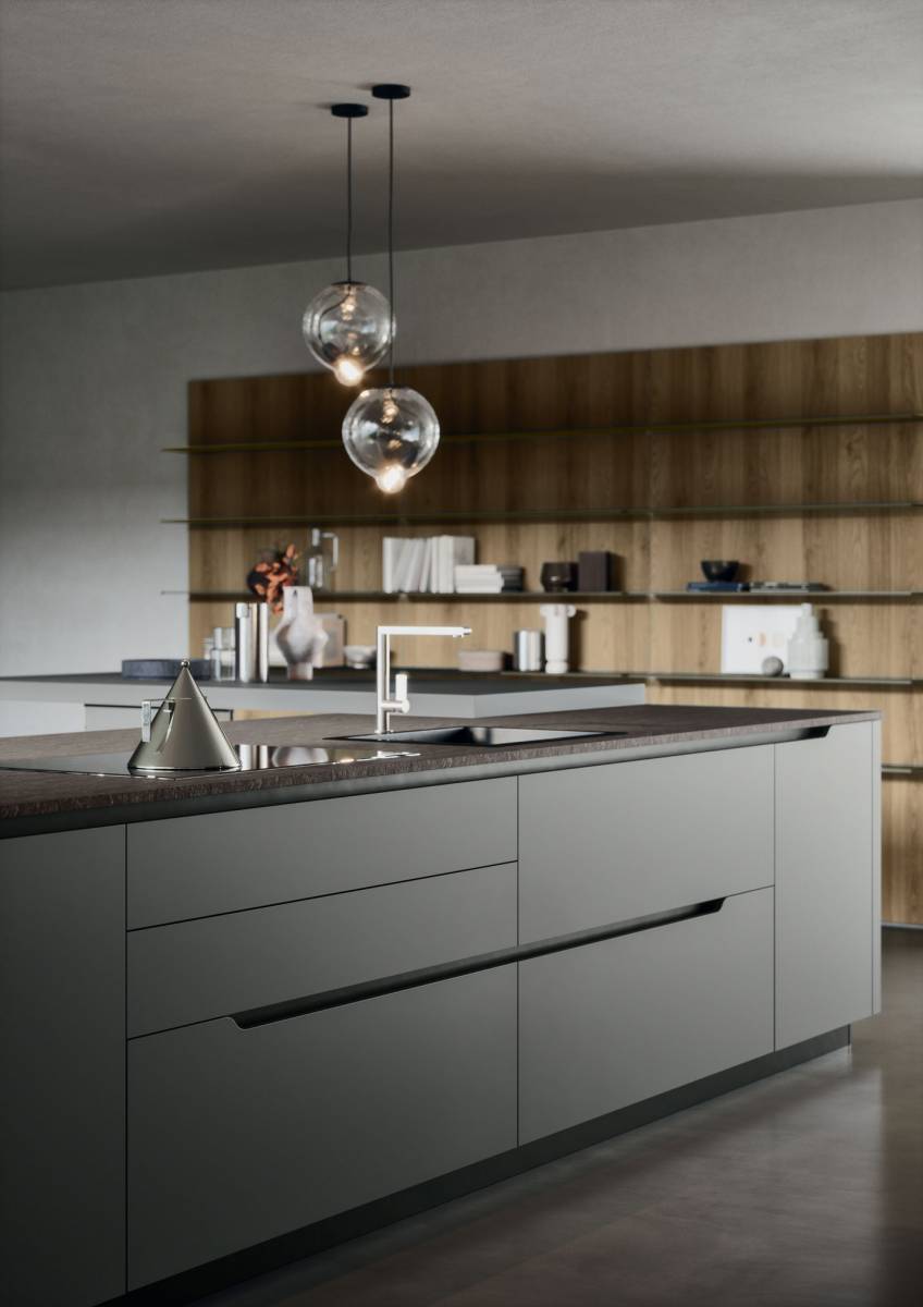 Grace à son trait doux, la courbe Lesmo transforme les proportions classiques en laissant une empreinte distinctive et inédite au projet de la cuisine.