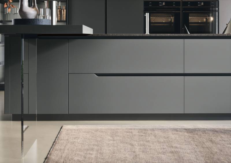 Deslignes sinueuses et dynamiques embellissent les géométries de la cuisine tout en maintenant un style contemporain et moderne de l'intérieur.