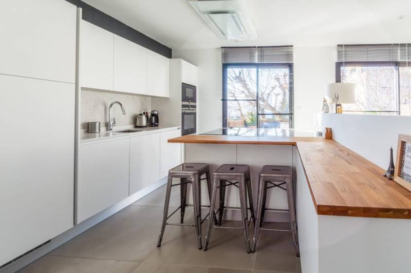 Coin Repas en Teck Cuisine Blanche Fenix NTM installée à Bordeaux-Capeyron