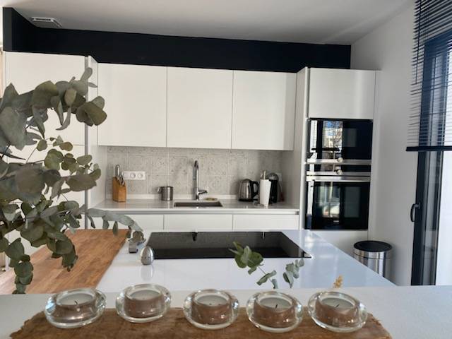 Cuisine Blanche Fenix NTM installée à Bordeaux-Capeyron