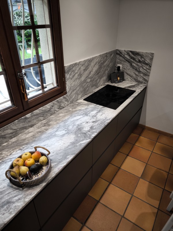 Réalisation d'une cuisine sur mesure sans poignées grise avec un plan de travail en Quartzite au Haillan près de Bordeaux 
