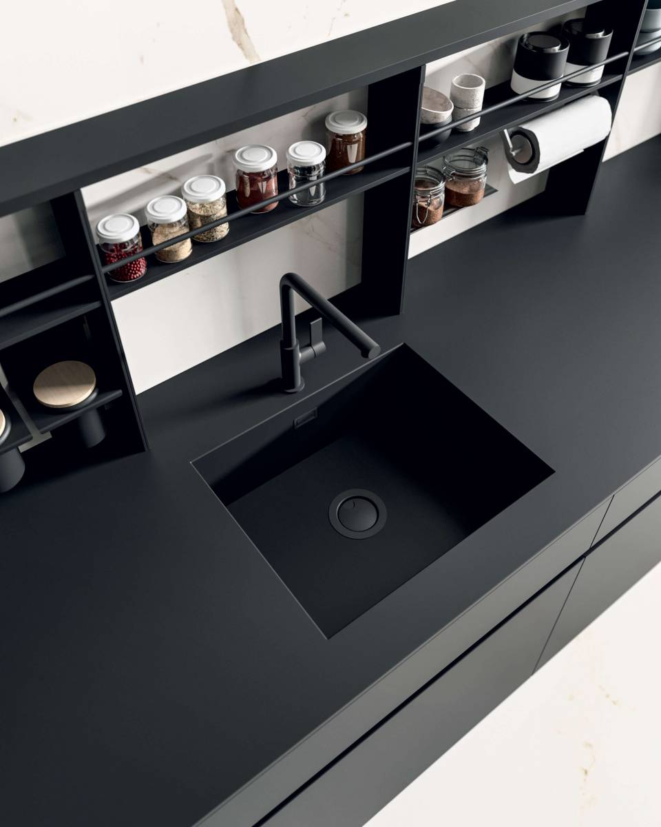 L'évier est parfaitement intégré au plan de travail en Fenix NTM. 