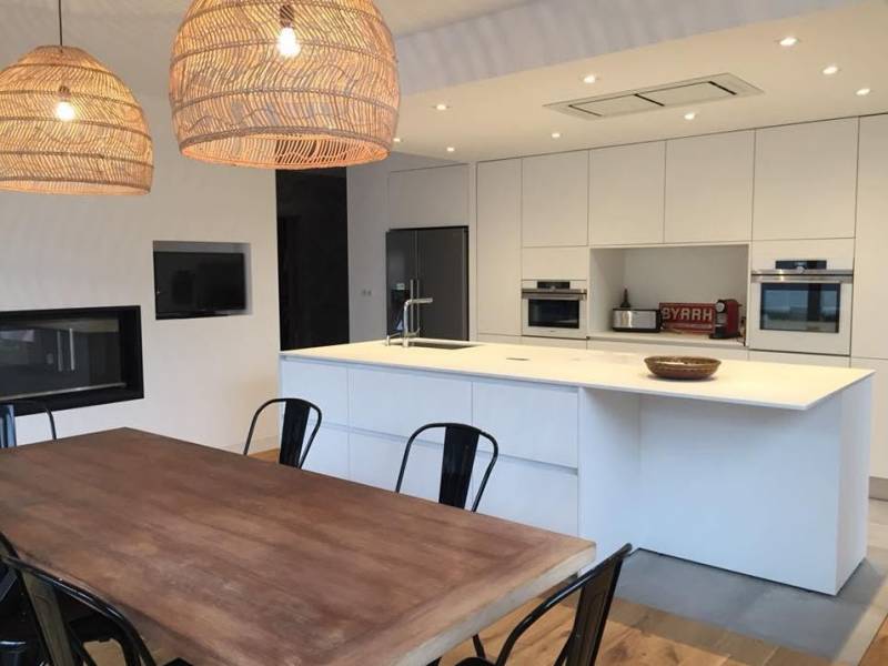 Rénovation de cuisine laqué blanche avec armoires et ilot central à Saint Aubin de Médoc en Gironde