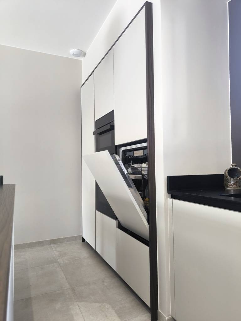 Lave Vaisselle intégré en hauteur dans un alignement d'armoires à Saint Aubin de Médoc près de Bordeaux