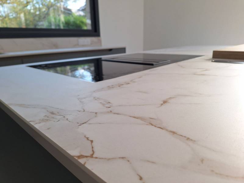 modele de cuisine avec plaque de cuisson aspirante de la marque FALMEC affleurante à Mérignac prés de Bordeaux 