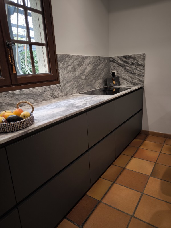 Réalisation d'une cuisine sur mesure sans poignées grise avec un plan de travail en Quartzite au Haillan près de Bordeaux 